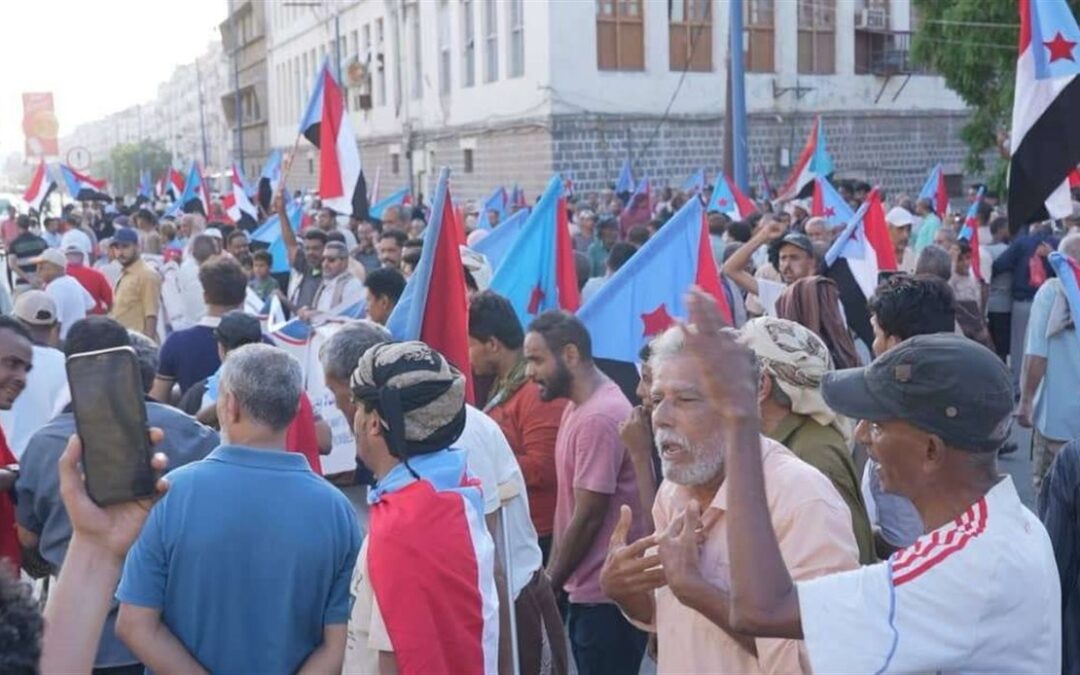 احتجاجاً على تردي الأوضاع .. وقفة شعبية أمام مبنى المحافظة بالمعلا